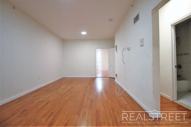 Building Photo - NO FEE! 3 BED 1.5 BATH DUPLEX in Stuyvesan...