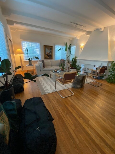 Living Room - 464 N Spaulding Ave