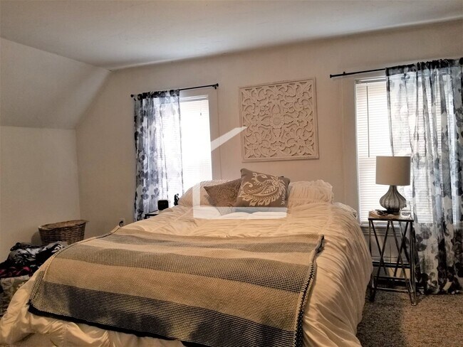 Building Photo - Awesome 3bed 1 bath Duplex in Brighton...