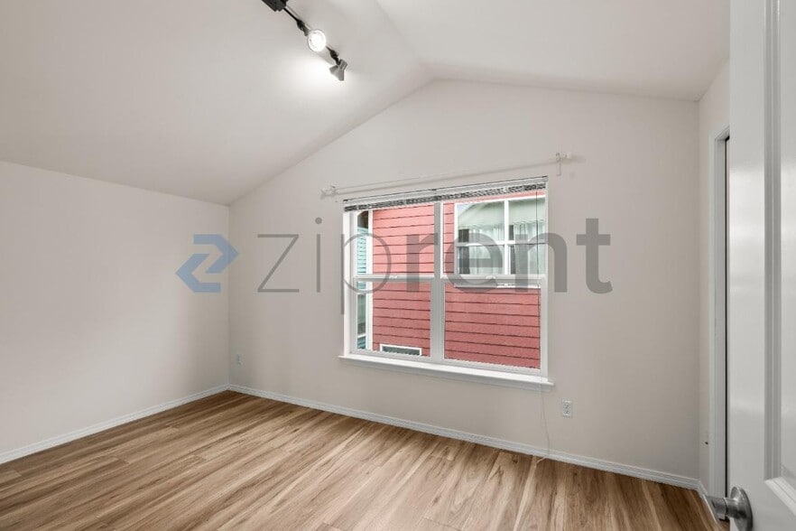 Building Photo - Unit A