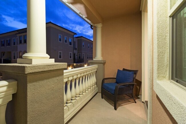 Building Photo - 4 Bedroom Townhome in the Promenade at Spectrum Community