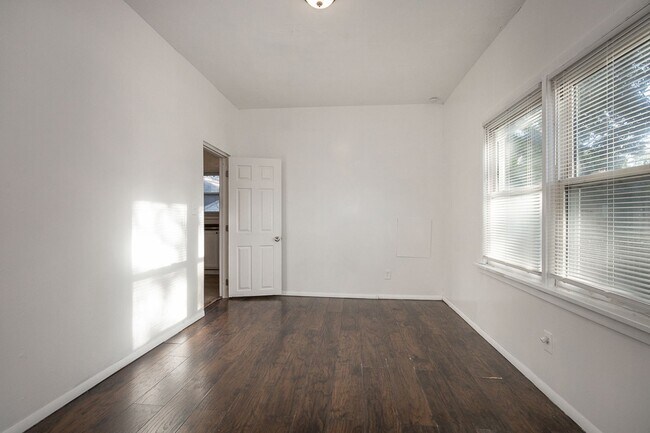 Building Photo - 1025 W 23rd St