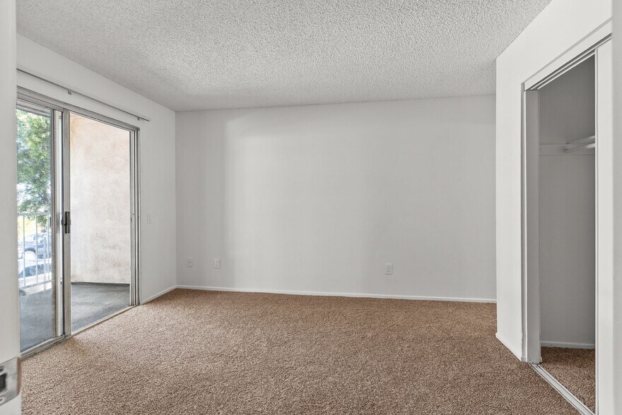 Building Photo - 1075 Loma Ave