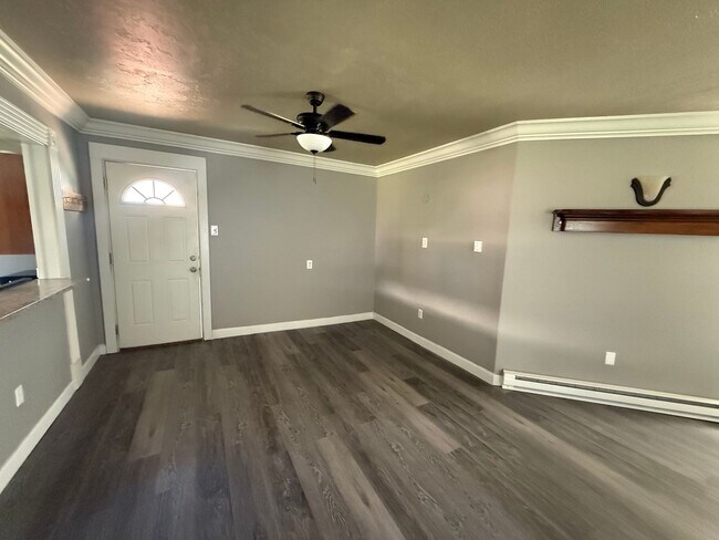 Building Photo - Private Charming Home!
