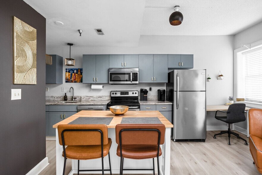 Building Photo - 230 E 9th St