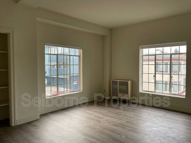 Building Photo - 2501 Ivy Dr