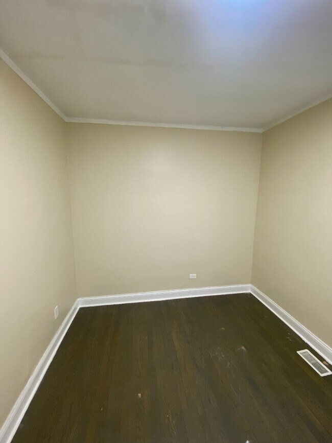Building Photo - Charming 3-Bedroom Home | Updated Kitchen | Shared Laundry