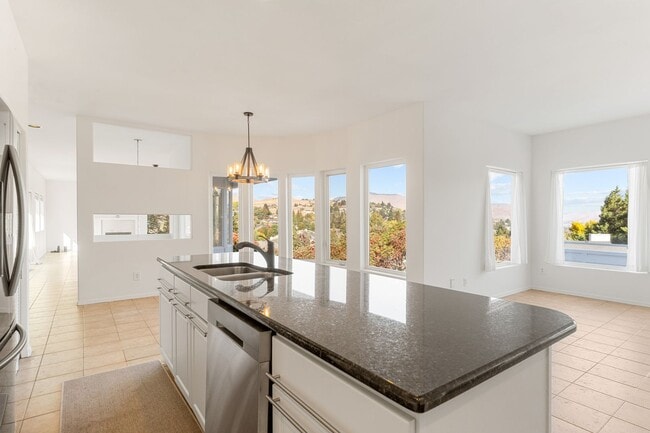 Building Photo - Beautiful 3 Bedroom 3 Bathroom Home With Stunning Views