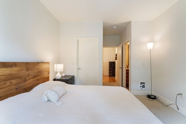 Building Photo - 2 Bed, 2 Bath Bright & Modern Condo in the Pearl District - Now Available!