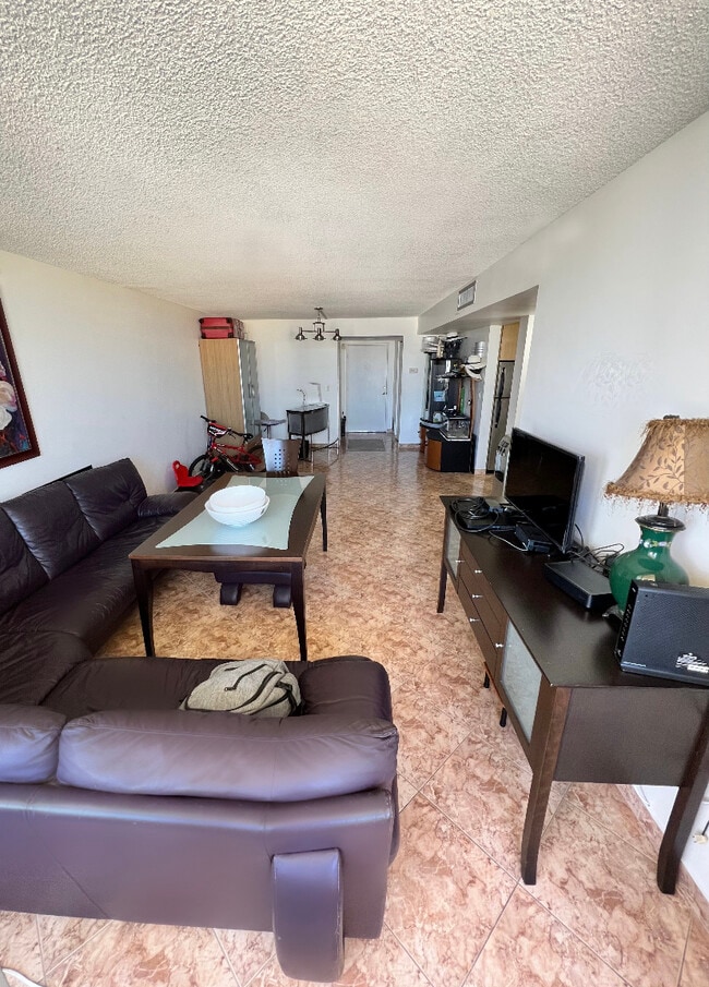 Living room - 1833 S Ocean Dr