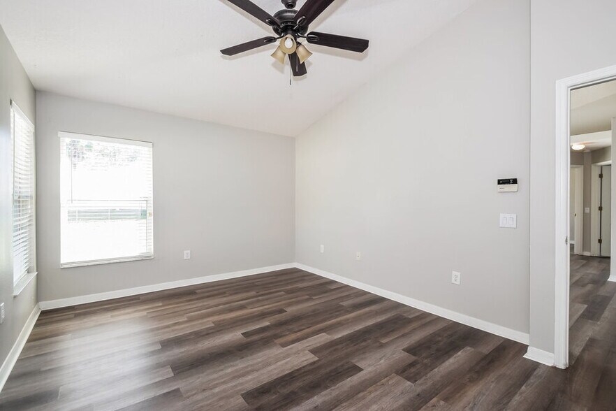 Building Photo - 12912 Lake Vista Dr