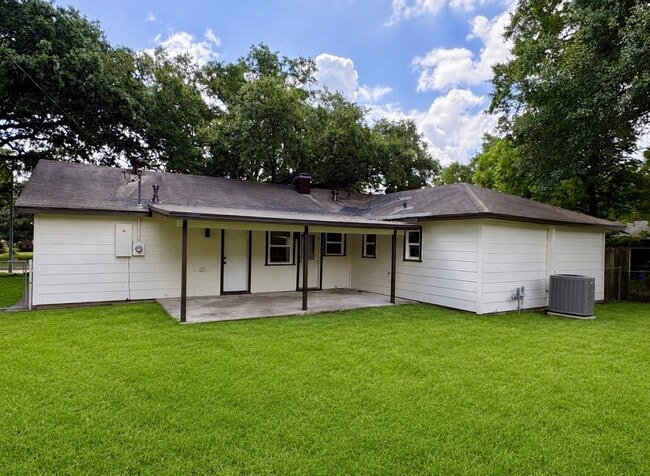 Building Photo - 5831 Chinaberry Dr
