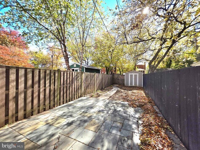 Building Photo - 527 E Nelson Ave