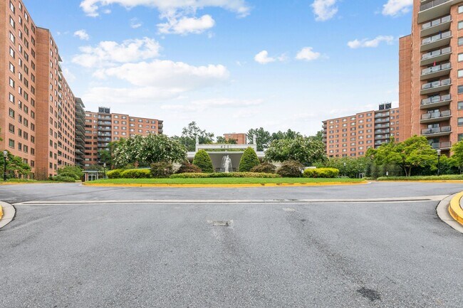 Building Photo - Light-filled studio in the prestigious Towers Condominium, nestled in the heart of Wesley Heights...