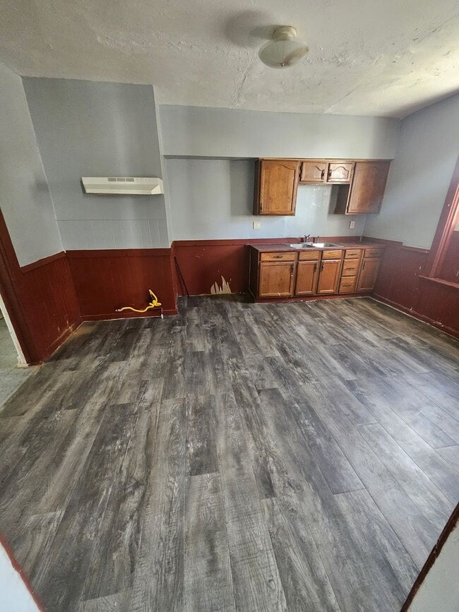 Building Photo - Lower 2 bedroom unit