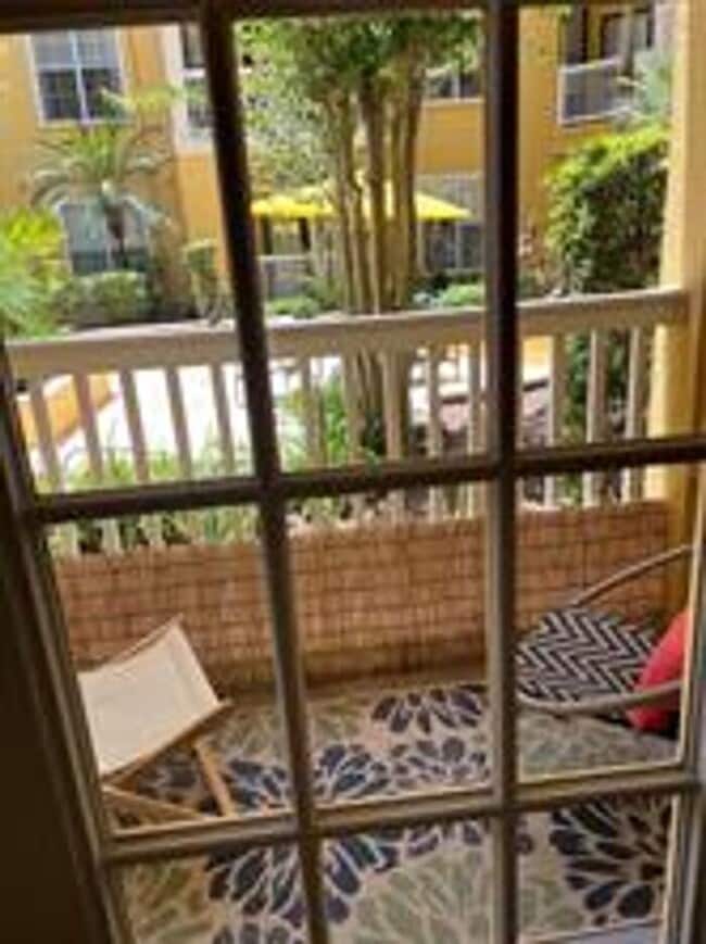 Building Photo - Fully remodeled and designer-decorated unit, 7 months to 1 year lease available.