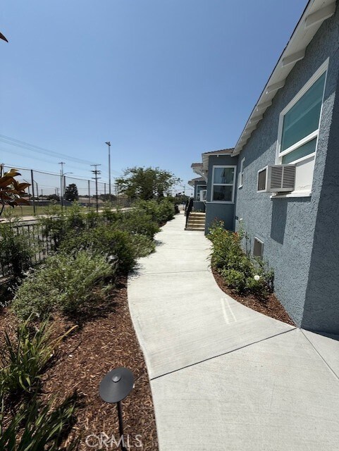 Building Photo - 1002 N Glenoaks Blvd