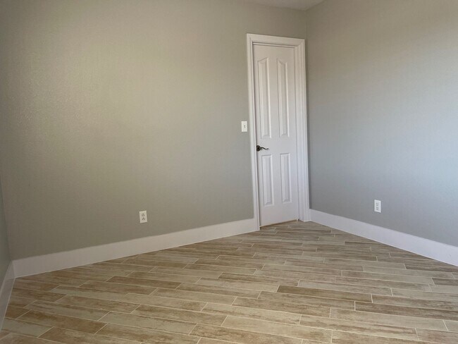 Building Photo - **GORGEOUSLY REMODELED & CLEAN!!  3BD-2 1/2BA HOME IN SILVERADO RANCH !!  *** ONLY $2,190 ***