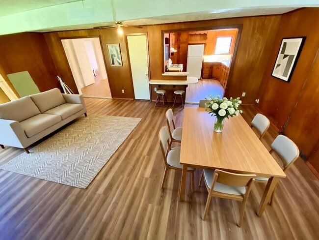 Building Photo - 1836 Rivercrest St