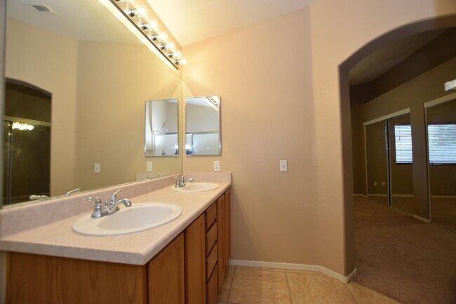 Building Photo - 1024 Clover Tip Ct