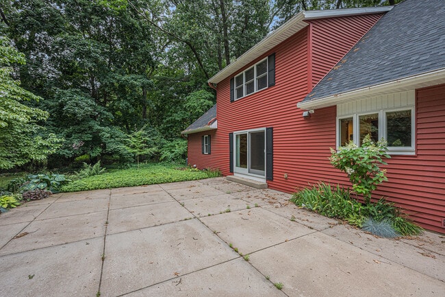 Building Photo - 3310 Lake Dr
