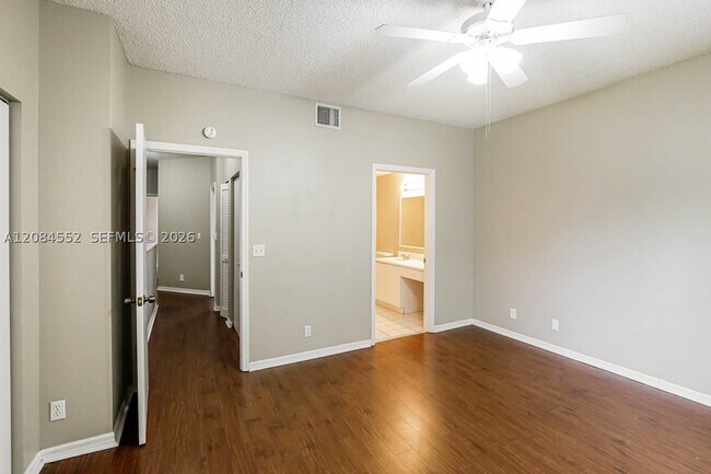 Building Photo - 1136 Sorrento Dr