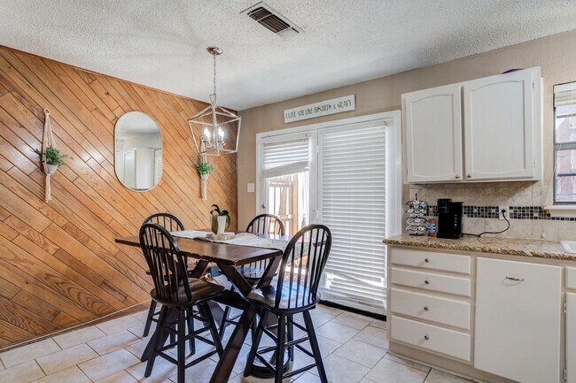 Building Photo - 8633 Knoxville Dr