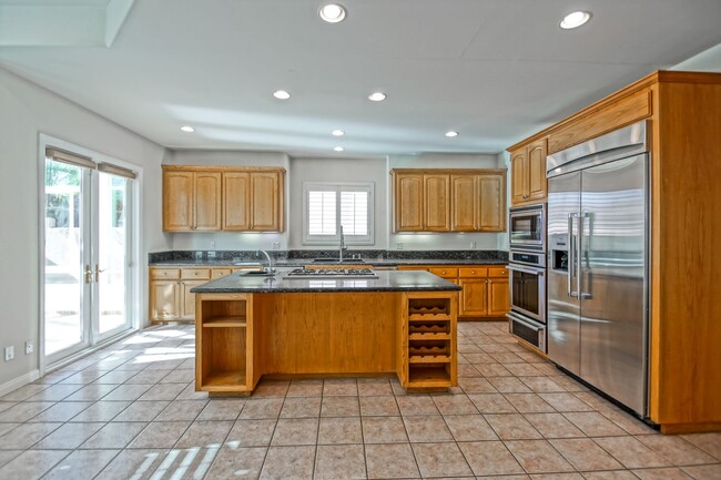 Building Photo - VERY SPACIOUS, BRIGHT & AIRY HOME W/ UNIQU...