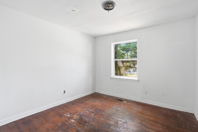 Building Photo - 7827 Rugby Ave