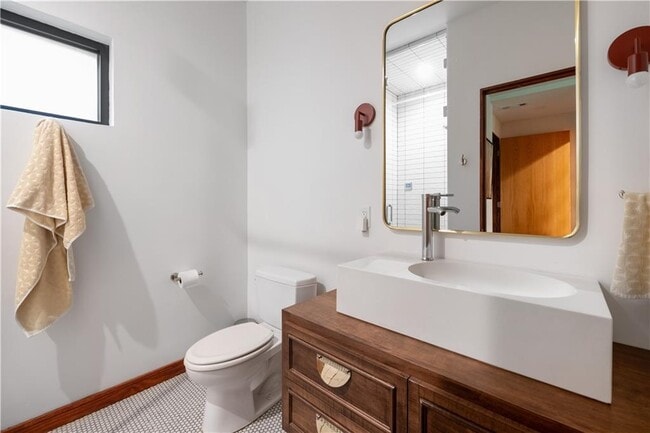 Building Photo - 515 Claire Dr NE