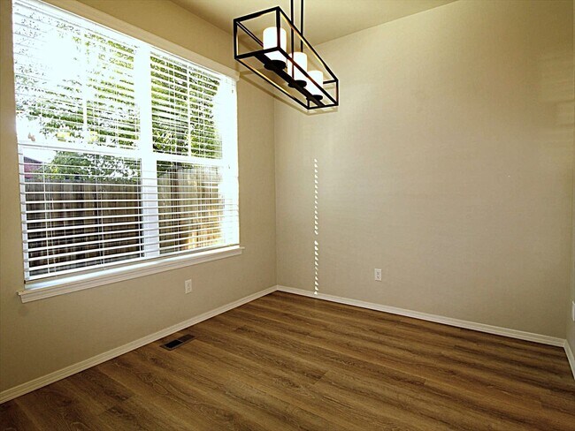 Building Photo - Modern 3x2.5 End Unit Townhome Retreat in NE Bend