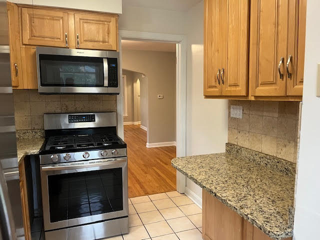 Kitchen - 4053 N Plainfield Ave