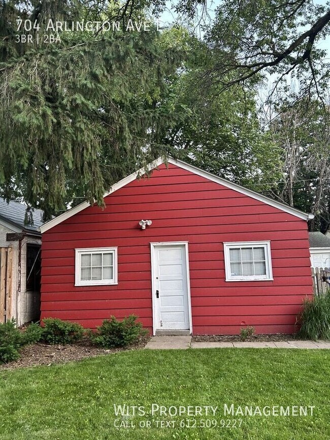 Building Photo - 704 Arlington Ave E