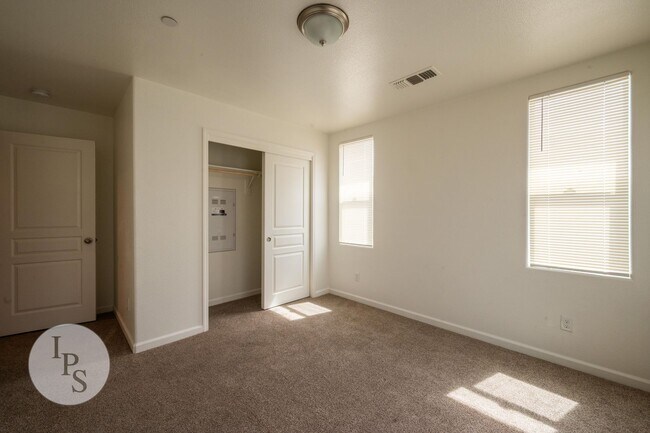 Building Photo - Fresno SouthEast Home, Gated Community, Clovis Unified School District, 3BR/2.5BA - Lots of Ameni...