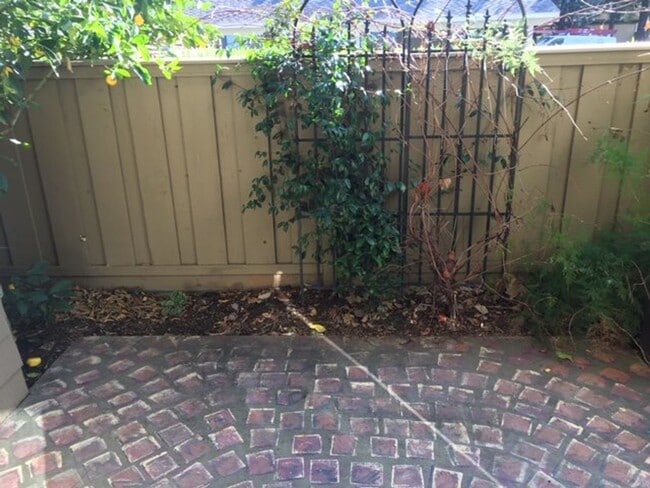 Building Photo - First Floor condo perfectly situated for p...