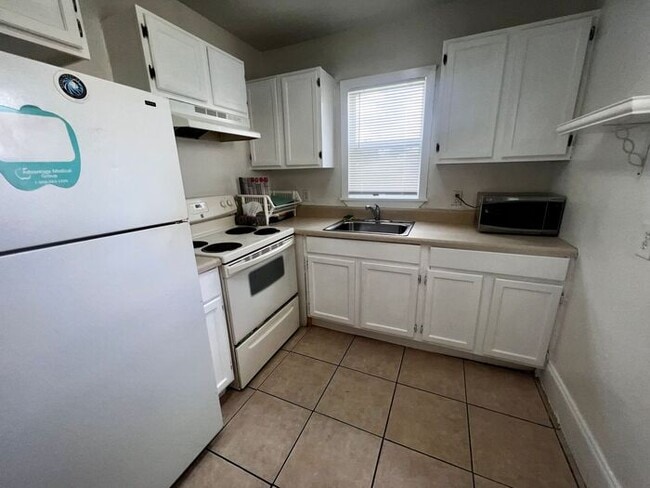 Building Photo - 2330 S Ferncreek Ave