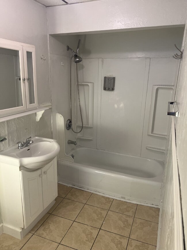 Building Photo - Beautiful 3 Bedroom 1 Bath Apartment Located in Worcester, MA