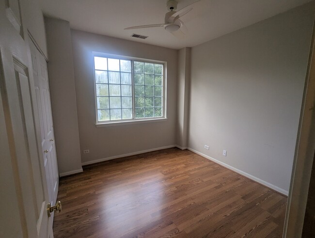 Building Photo - 432 E Thornhill Ln