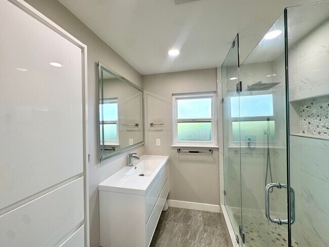 Building Photo - Updated 2 Bed, 1 Bath Home with Detached Office Space