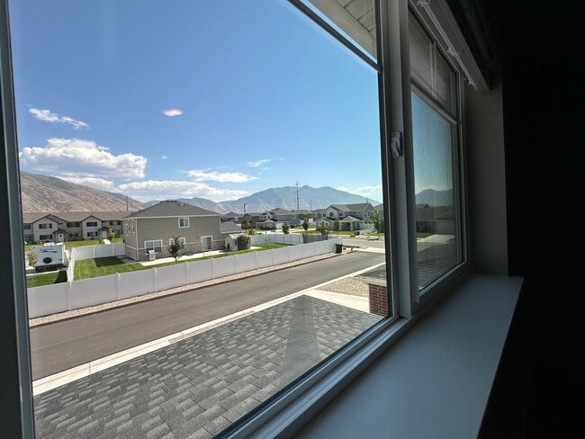 Building Photo - New Never Lived in Springville Townhome Fo...