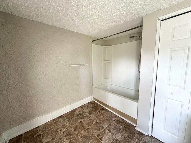 Building Photo - 125 Emig St