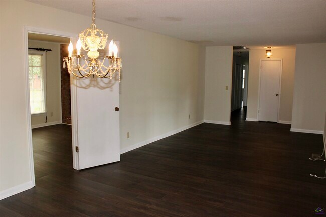 Building Photo - 1004 Ridge Cir S
