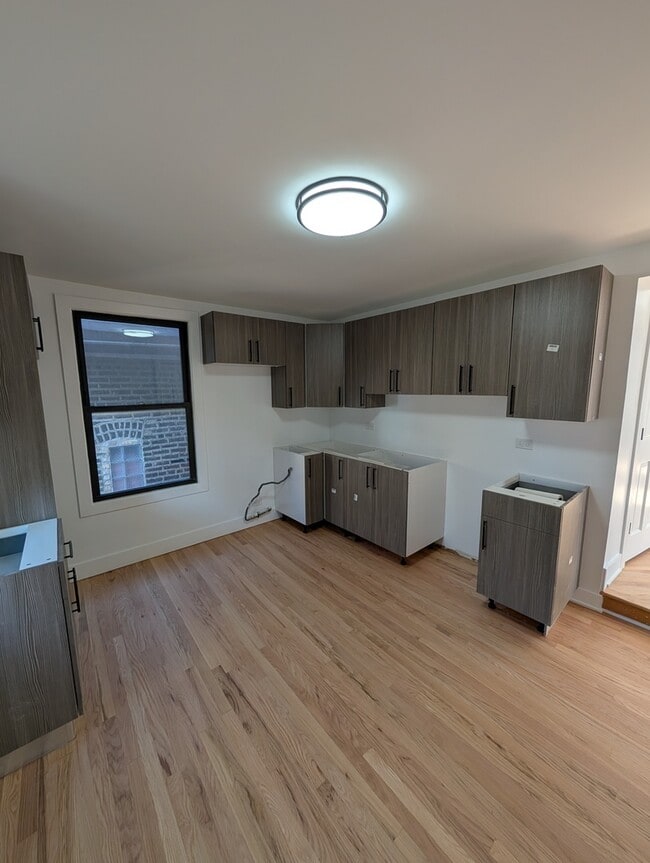 Building Photo - 916 N Noble St