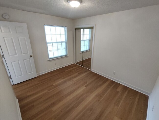Building Photo - NEWLY RENOVATED 4 Bed/2 Bath with Communit...
