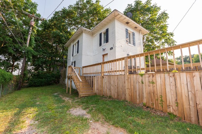 Building Photo - N Rosedale Ave Duplex