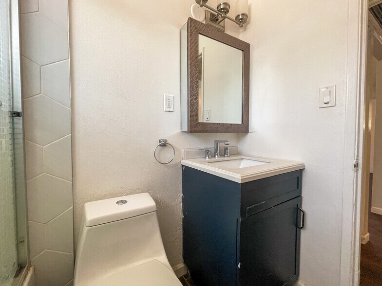 Bathroom - 4615 N 14th St
