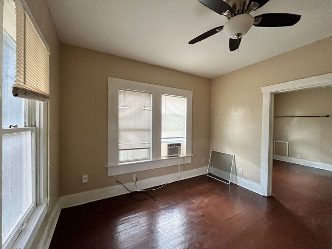 Building Photo - 102 Stiles St