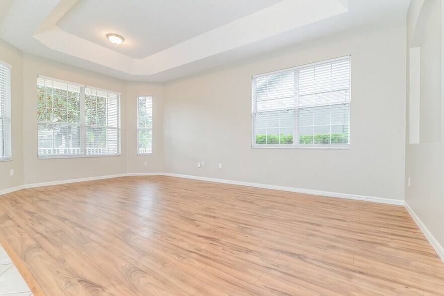 Building Photo - 14221 Lake Live Oak Dr