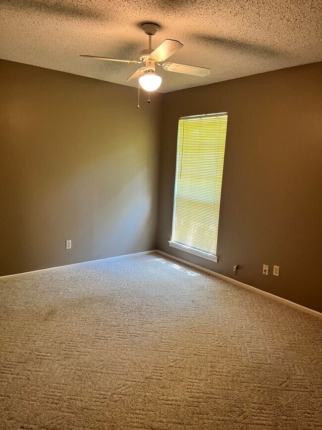 Building Photo - 1105 E 23rd St