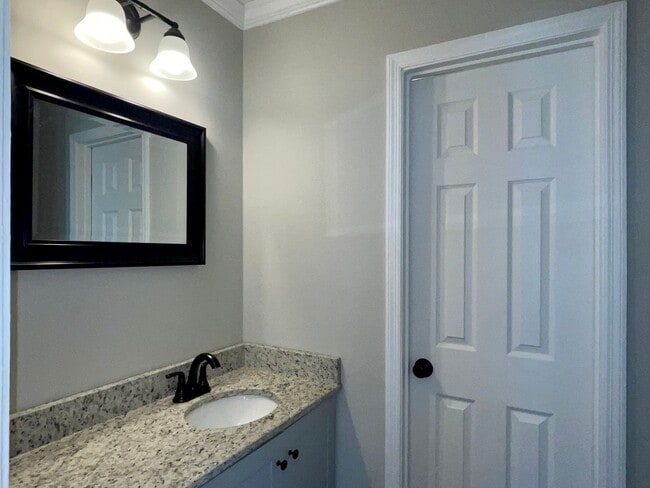 Building Photo - Updated 3 Bed/1.5 Bath Ranch In Serene Nei...